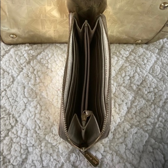 Micheal Kors tote and wallet - Picture 4 of 10